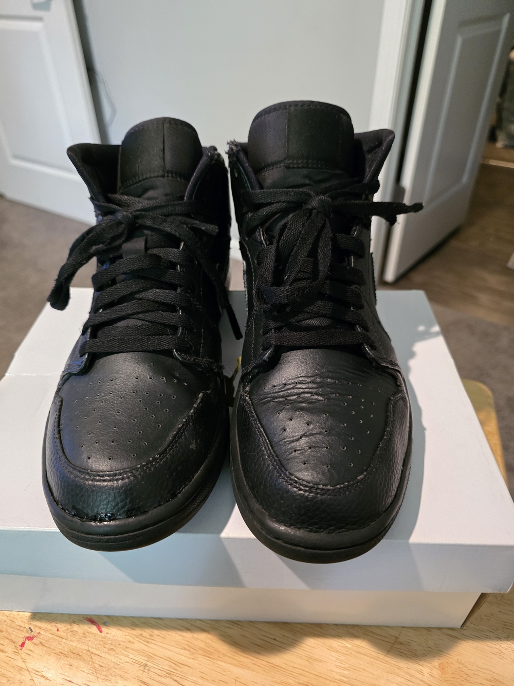 Authenticity Guarantee
RARE🔥 Air Jordan 1 Mid 'Triple Black' 554724-091 size 10